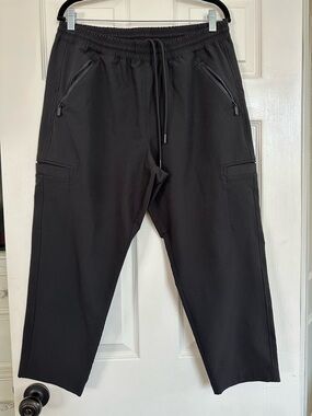Old Navy Women's Black Cropped Cargo Joggers